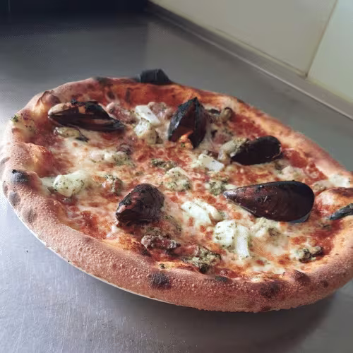 Pizza vigtaisch mit Tomaten sauce Mozzarella champignos Zwiebeln paprika meldezhne zuckni