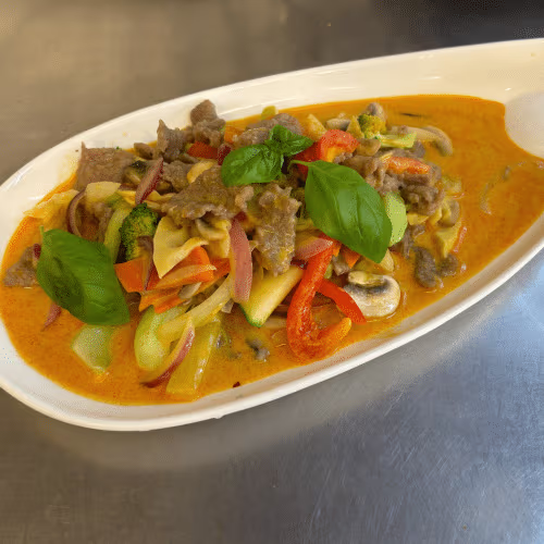 Rindfleisch mit rotem Curry (scharf)