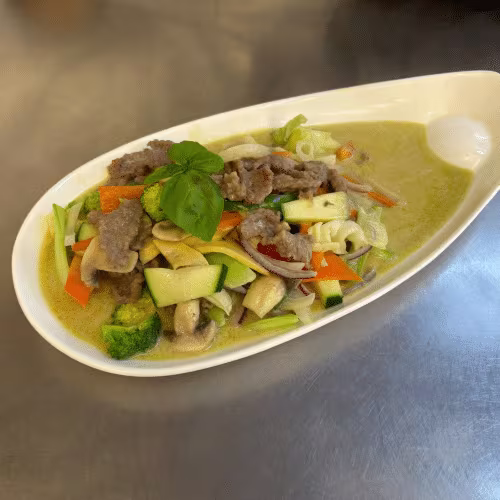 Rindfleisch mit grünem Curry (scharf)