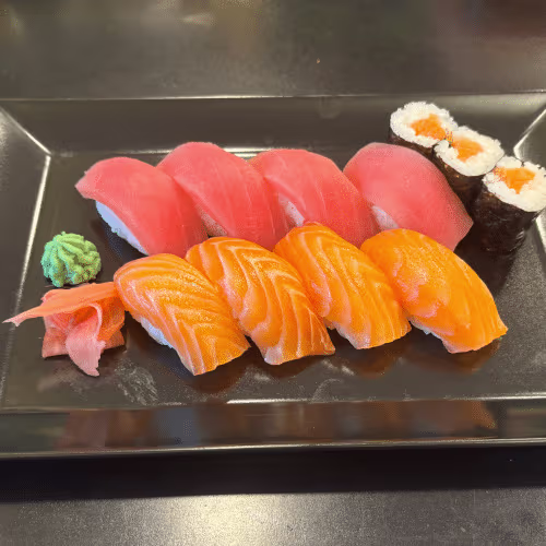 Sake Maguro Sushi (8 Stück) und Maki (3 Stück)