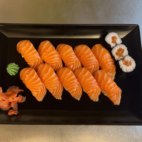 Lachs Sushi (10 Stück) und Maki (3 Stück)