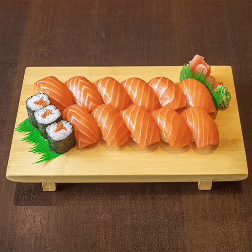 Lachs Sushi (11 Stück) und Maki (3 Stück)