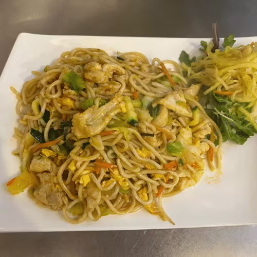 Gebratene Nudeln mit Ei und Huhn (leicht scharf)