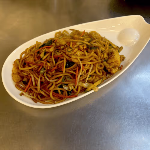 Gebratene Nudeln mit Ei und Hühnerfleisch