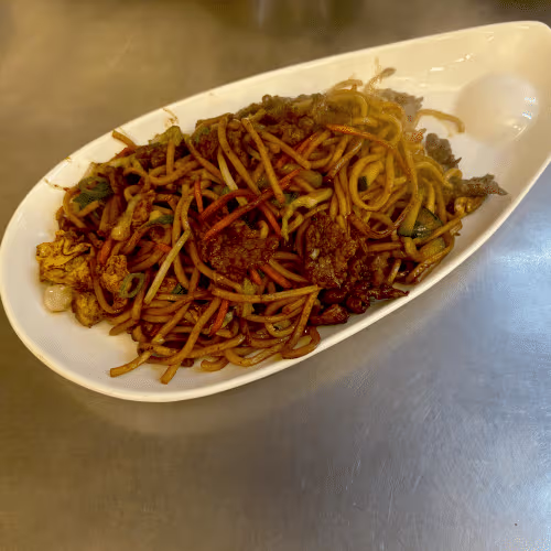 Gebratene Nudeln mit Ei und Rindfleisch