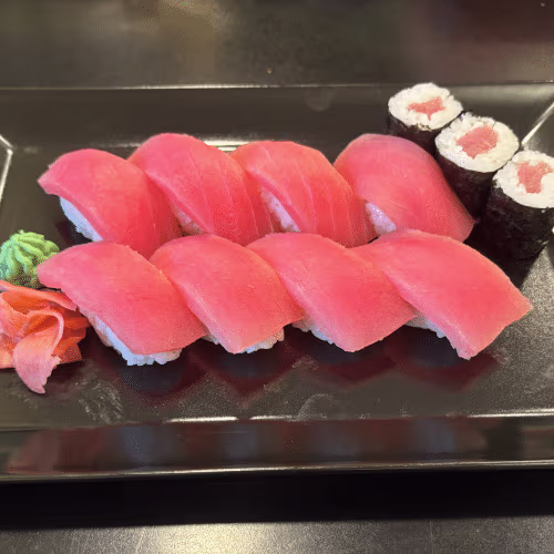 Maguro Sushi (8 Stück) und Maki (3 Stück)