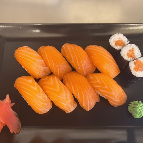 Lachs Sushi (8 Stück) und Maki (3 Stück)