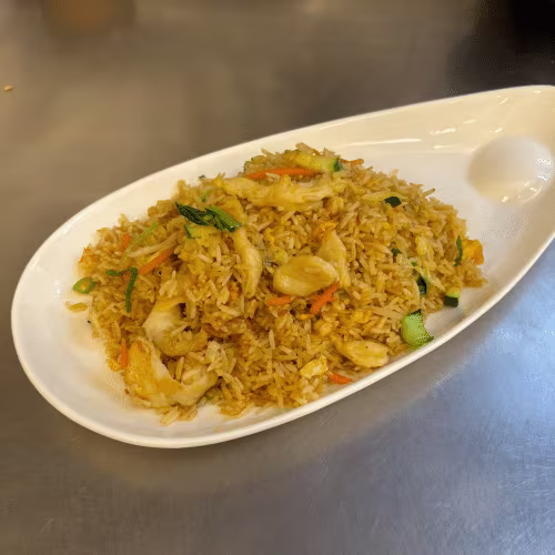 Gebratener Eierreis mit Hühnerfleisch