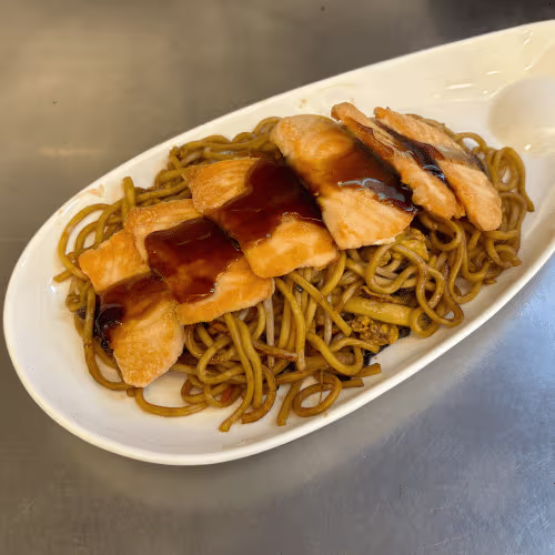 Gebratene Nudeln mit Ei und Lachs