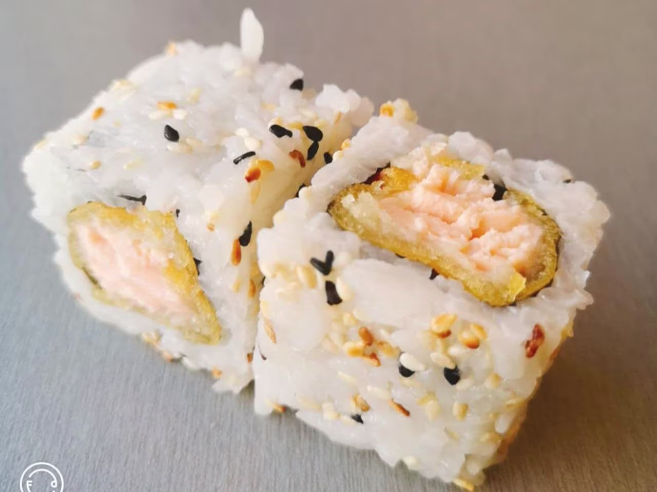 29k- Sake-Tempura Maki (12 Stück)