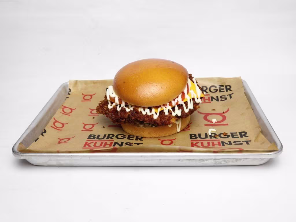 KNUSPRIGE CHICKEN BURGER