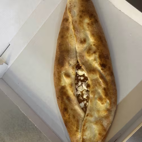 Pide mit Faschiertem und Schafskäse