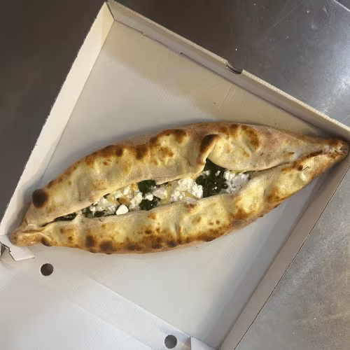 Pide mit Spinat und Schafskäse