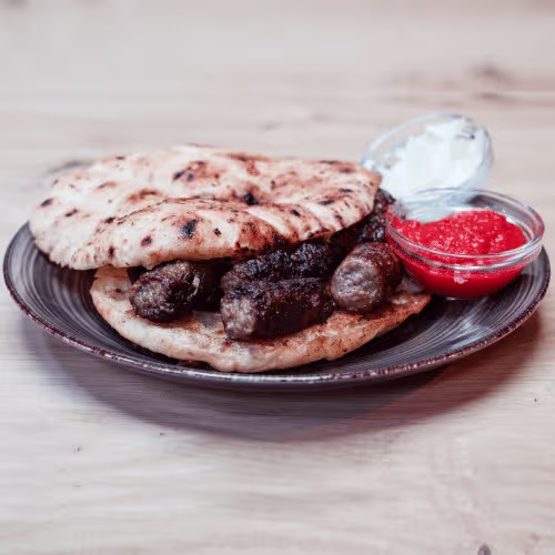 Cevapcici (5 Stück) in Fladenbrot