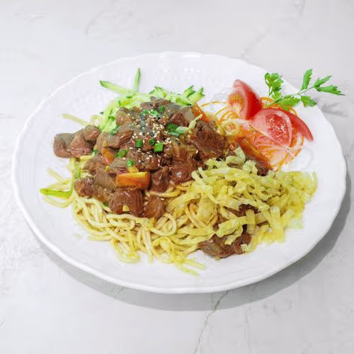 B4 Ban Mian Eiernudeln mit geschmortes Rindfleisch und Gemüse