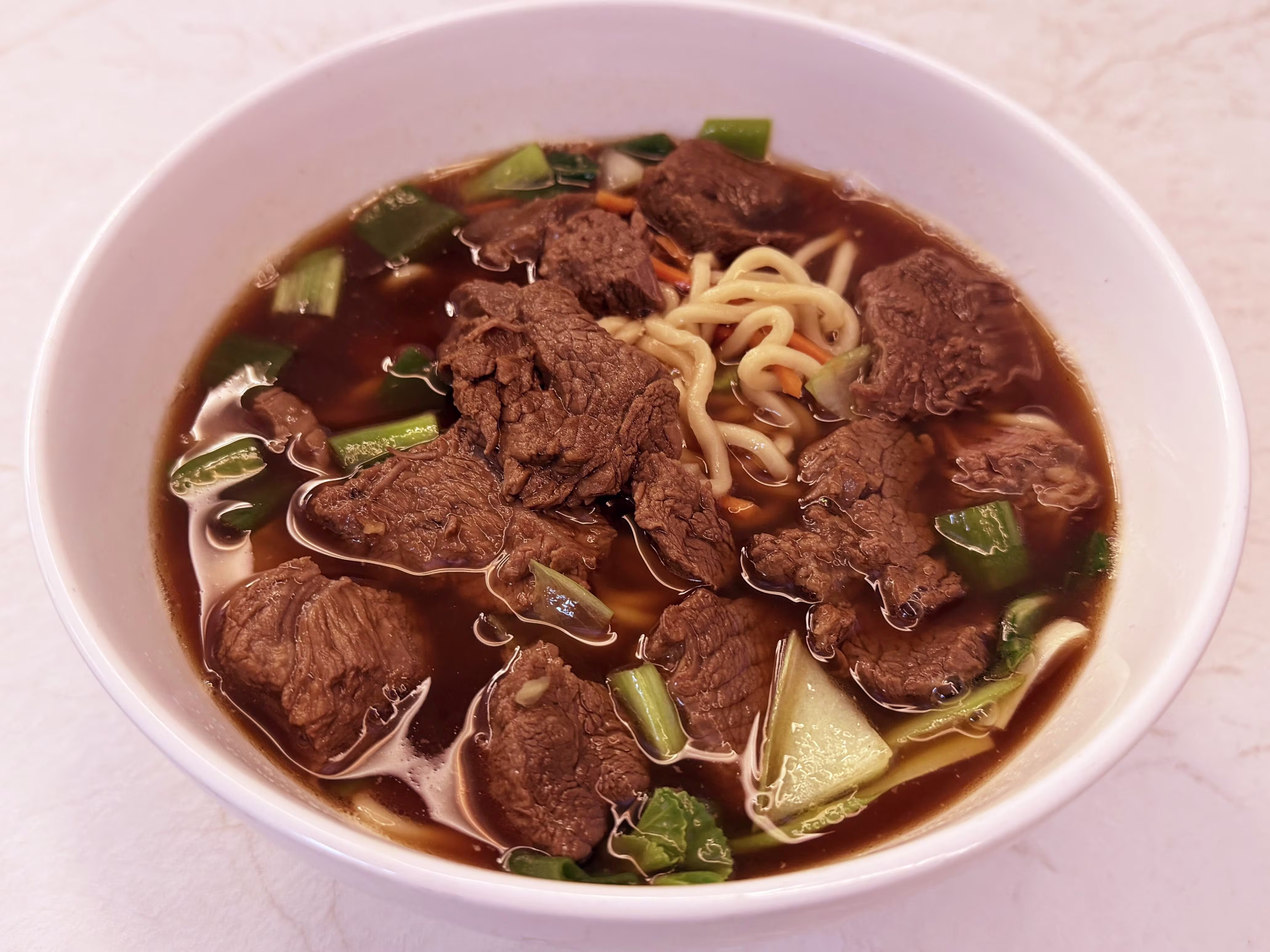 N2b Udon-Nudeln Suppe mit geschmortes Rindfleisch