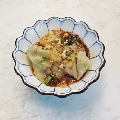V4 Wantan in Chiliöl (leicht scharf, 4 Stück)