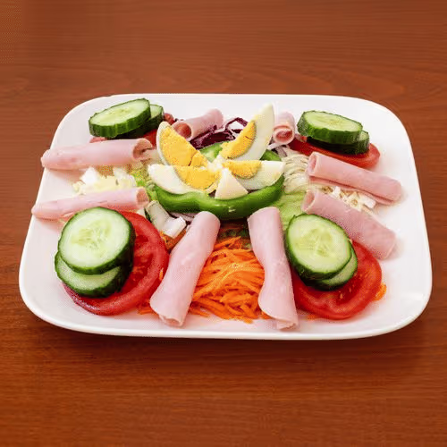 Gemischter Salat mit Schinken und Ei