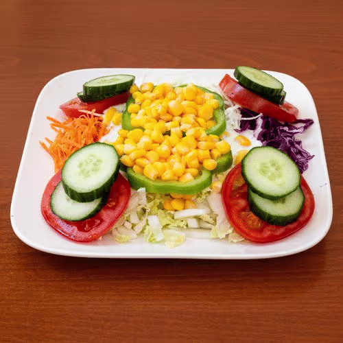 Gemischter Salat mit Mais und Joghurtsauce