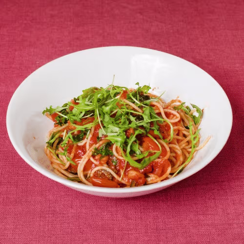 Pasta mit Rucola, Shrimps, Tomaten und Oliven