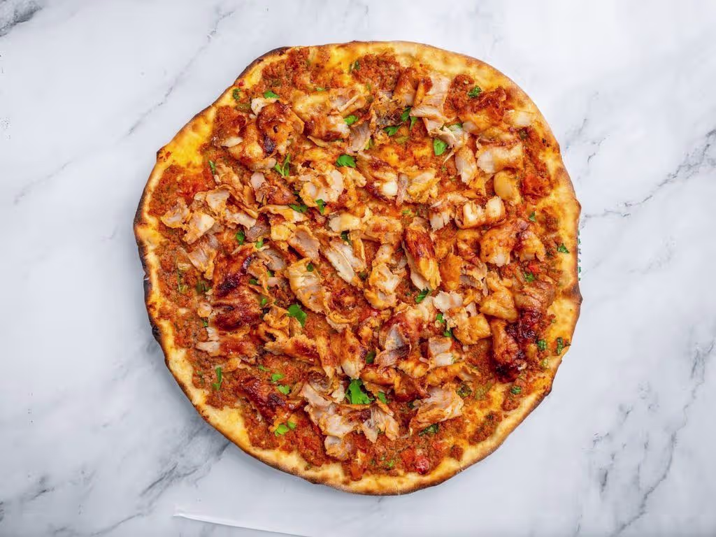Lahmacun mit Kebapfleisch