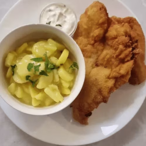 Gebackene Scholle mit Kartoffelsalat und Sauce Tartare