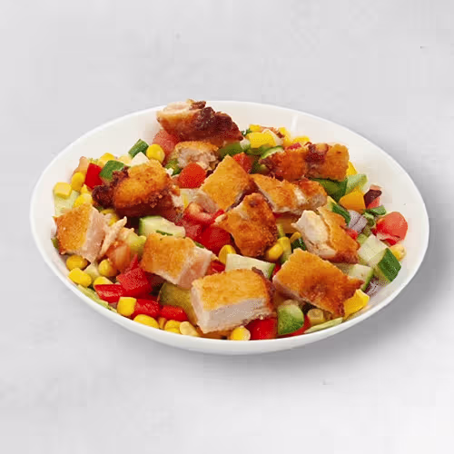 Gemischter Salat mit gebackenen Hühnchenstücken