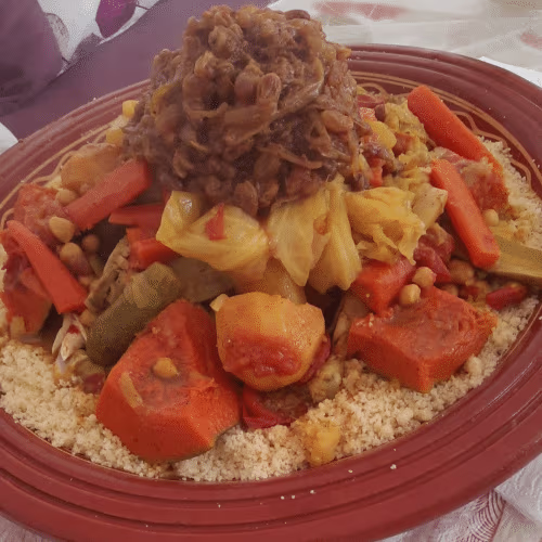 Couscous mit hühner Fleisch und Gemüse.