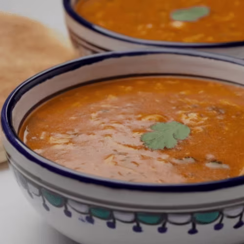 Harira marokkanische Suppe mit Brot.