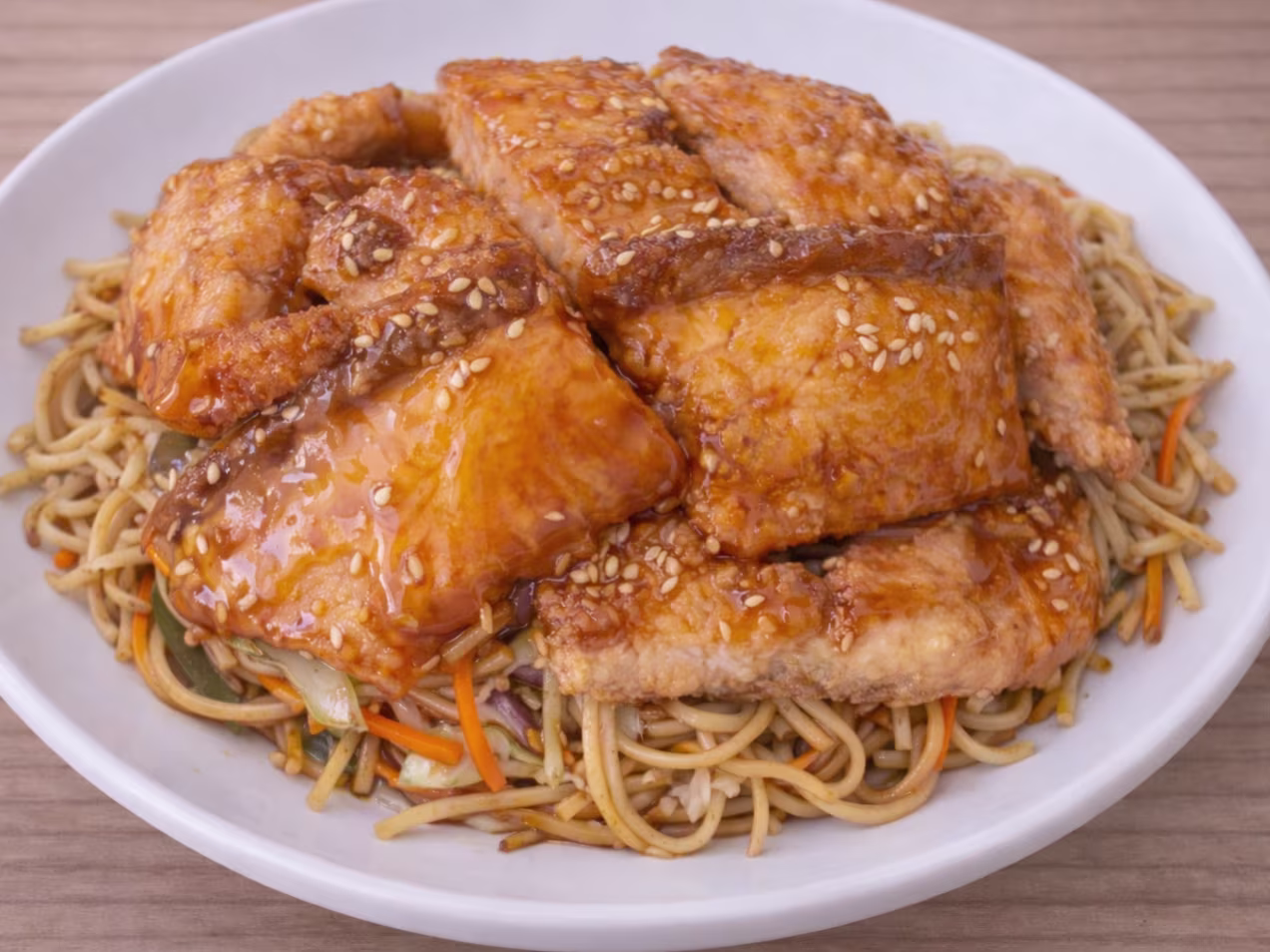 Gebratene Nudeln mit Lachs, Gemüse und Teriyakisauce