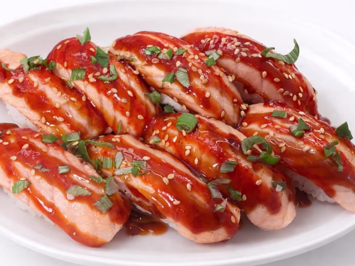 Siracha gegerillter sake sushi