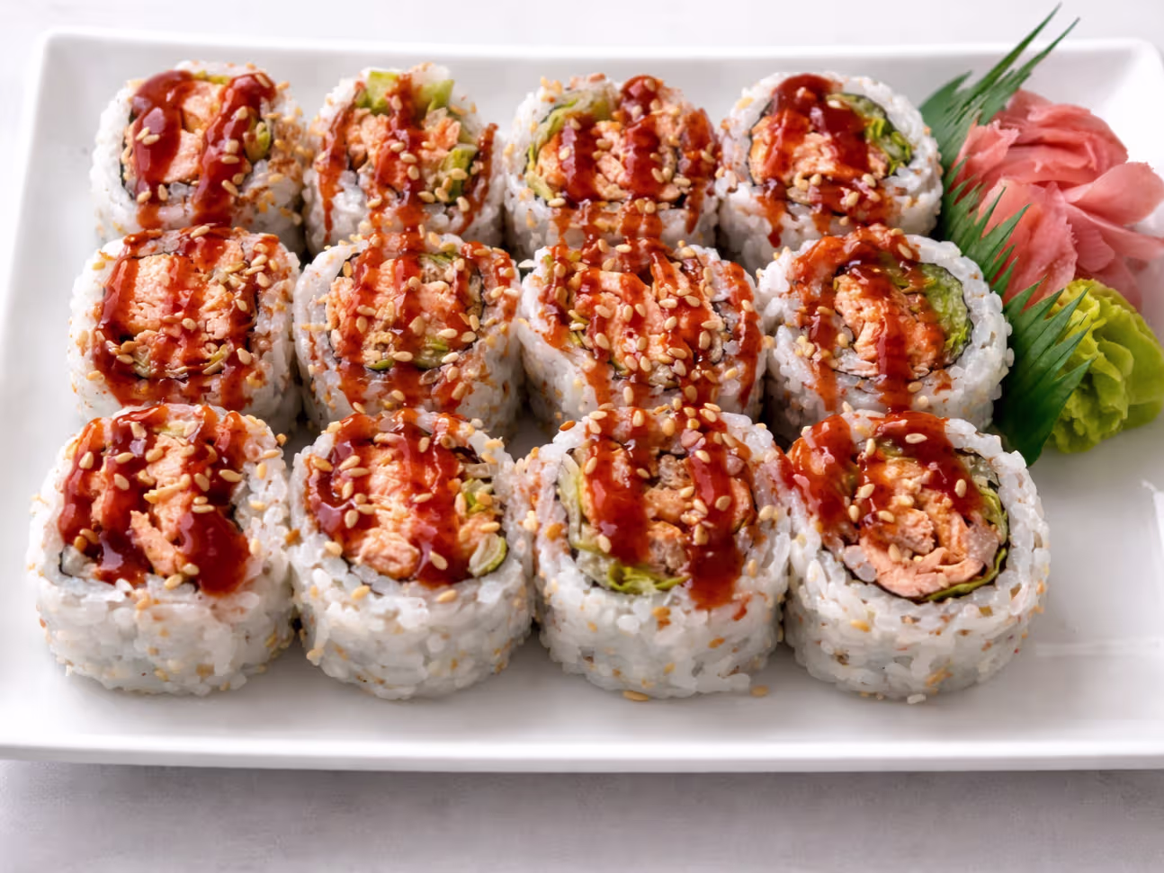 Siracha Maki - Gegrillter Lachs mit Salat