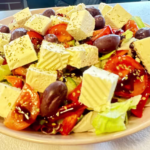 Griechischer Salat mit Pizzastangerl