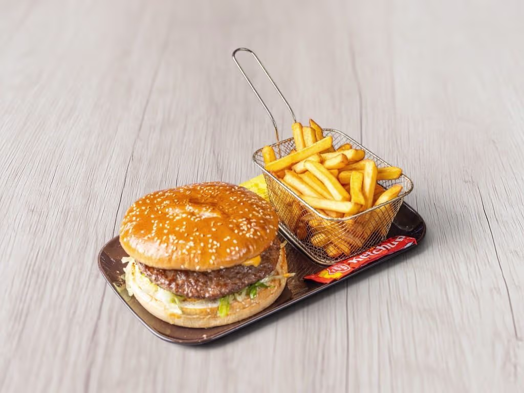 Hausburger mit Pommes