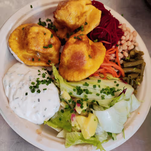 Momo's 3. Stk Gemùseteigtschen mit Salat 1 Getrànk nach Wahl