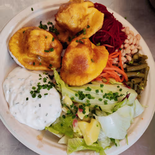 Momo's 3. Stk Gemùseteigtschen mit Salat