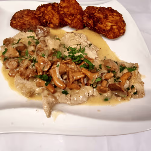 Schnitzel mit Eierschwammerl sauce