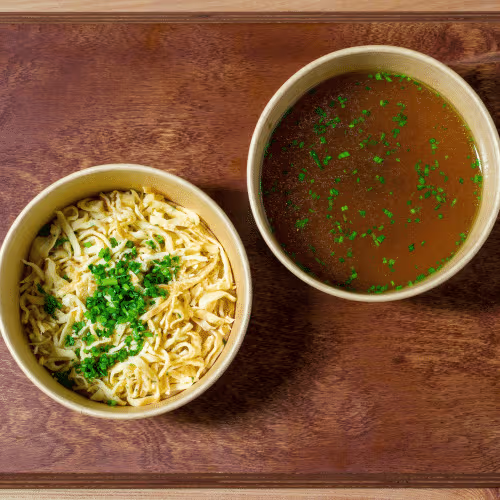 Rindssuppe mit Kräuterfrittaten und Schnittlauch