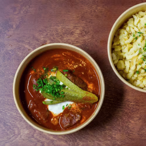 Gulasch von der Wade, Spätzle, Sauerrahm