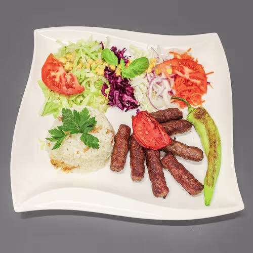 Cevapcici mit einer Beilage nach Wahl