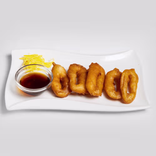 Gebackene Tintenfischringe mit Sauce