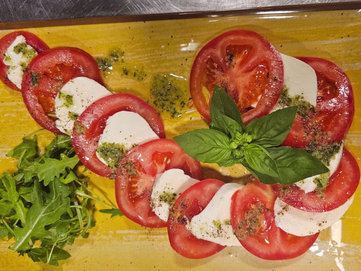 Tomate-Mozarella mit Frischem Basilikum