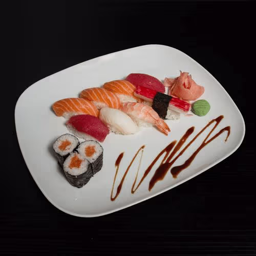 Sake Magura Set mit 8 Sushis und 3 Makis