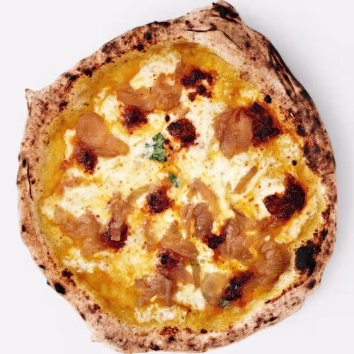 Pizza mit Nduja und karamellisierten Zwiebeln