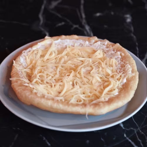 Frische Langos mit Knoblauch, Sauerrahm und Käse