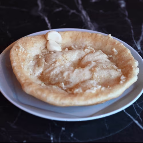 Frische Langos mit Knoblauch