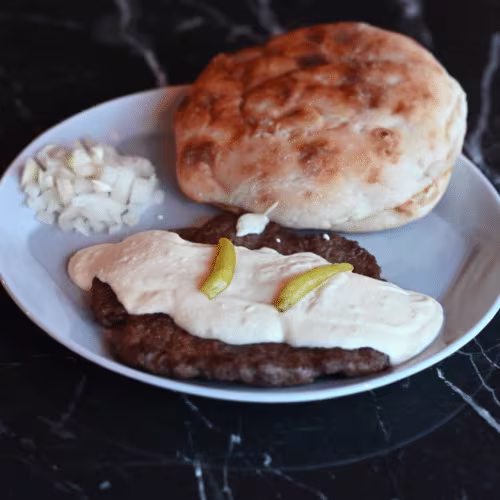 Pljeskavica in Rahmsauce
