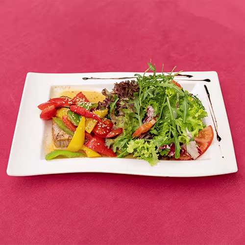 Bunter Salat mit Thunfischsteak