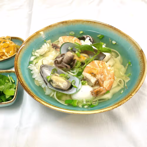 Nudelsuppe mit Meeresfrüchten