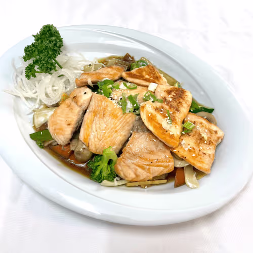 Wok Gemüse mit Gegrillter Lachs